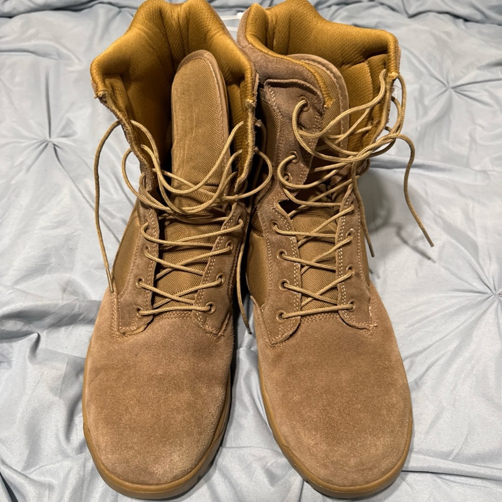 Men's Tan Suede Lace-Up Boots need work
